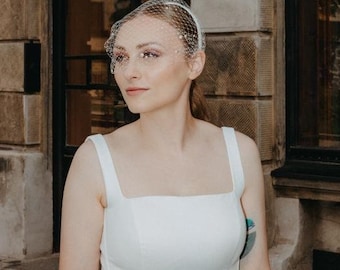 Short Pearl Birdcage Veil Headband Wedding Veil with Pearls Scattered Veil for Bride