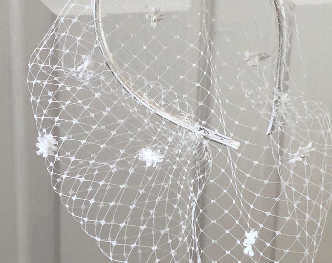 Flower Veil Short Bridal Birdcage Veil Headband Wedding Voilette Headpiece Veil with Flowers and Pearls Wedding Veil 3D Floral