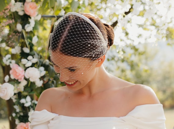 Pearl Veil Short Veiled Headband With Scattered Pearls Veil  display picture 2