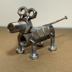 Escultura de perro de metal hecha a mano: arte con chatarra reciclada