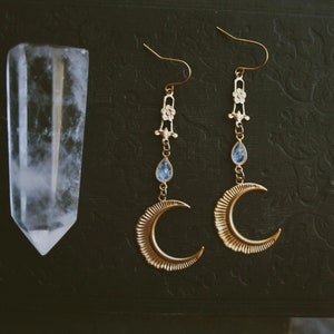 luna vintage. un par de aretes boho florales de piedra lunar arco iris celestial