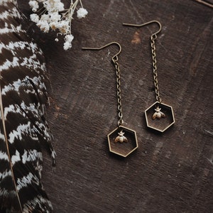 el apicultor. un par de boho geometría moderna naturaleza inspirada en el panal hexagonal de latón y pequeños pendientes de gota de abeja