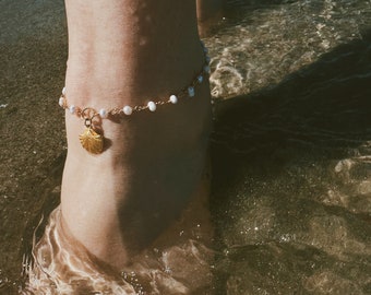 sirène. Bracelet de cheville bohème en perles d'eau douce et coquillages en vermeil doré