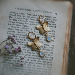 Pierre de lune mariposa. Une paire de boucles d'oreilles boho arc-en-ciel en forme de goutte de pierre de lune et de papillon en or image 4