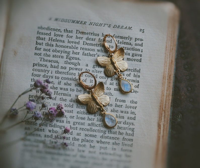 Pierre de lune mariposa. Une paire de boucles d'oreilles boho arc-en-ciel en forme de goutte de pierre de lune et de papillon en or image 4