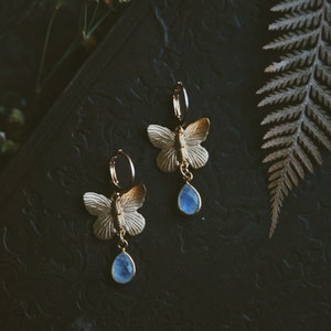 Pierre de lune mariposa. Une paire de boucles d'oreilles boho arc-en-ciel en forme de goutte de pierre de lune et de papillon en or image 8