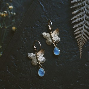 Pierre de lune mariposa. Une paire de boucles d'oreilles boho arc-en-ciel en forme de goutte de pierre de lune et de papillon en or image 1