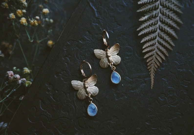 Pierre de lune mariposa. Une paire de boucles d'oreilles boho arc-en-ciel en forme de goutte de pierre de lune et de papillon en or image 1
