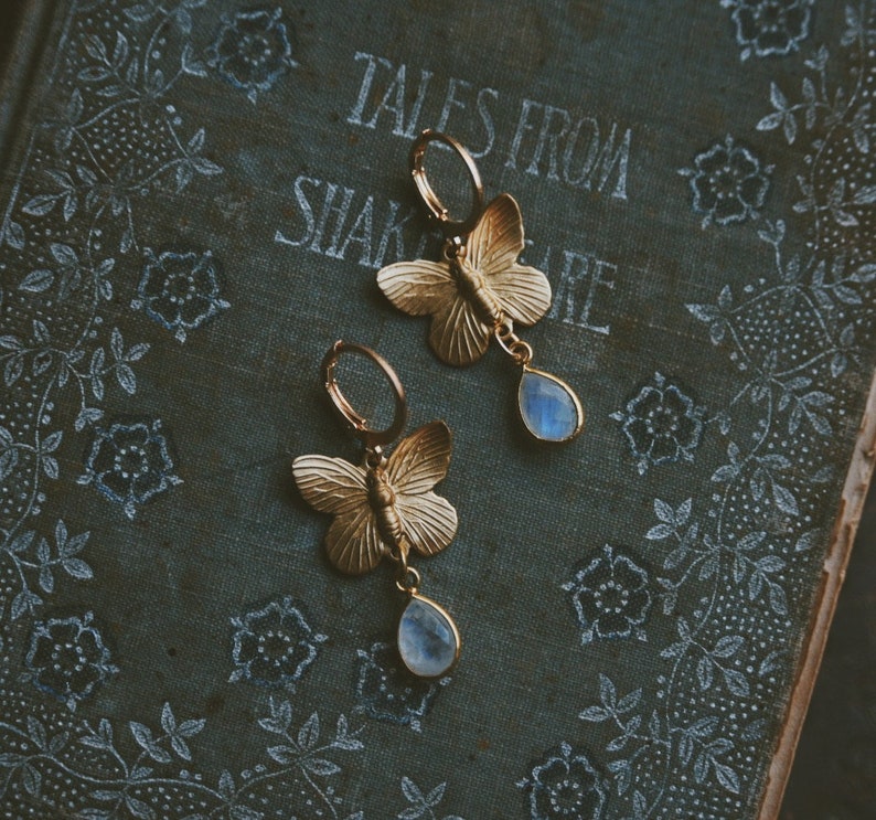 Pierre de lune mariposa. Une paire de boucles d'oreilles boho arc-en-ciel en forme de goutte de pierre de lune et de papillon en or image 2