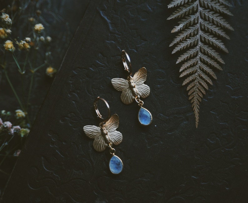 Pierre de lune mariposa. Une paire de boucles d'oreilles boho arc-en-ciel en forme de goutte de pierre de lune et de papillon en or image 7