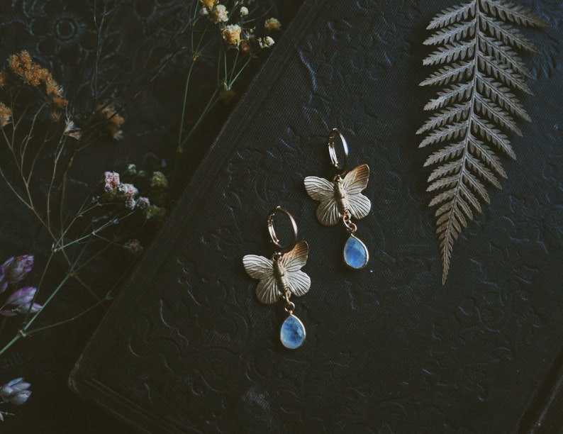 Pierre de lune mariposa. Une paire de boucles d'oreilles boho arc-en-ciel en forme de goutte de pierre de lune et de papillon en or image 9