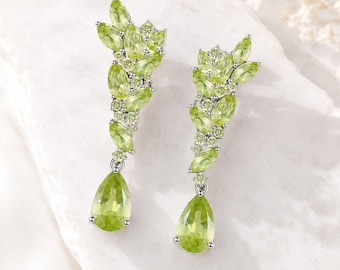 Boucles d'oreilles péridot avec pierre de naissance, clous d'oreilles argentés en pierres précieuses vertes pour femme, boucles d'oreilles pendantes uniques en forme de poire, cadeau de bijoux péridot avec pierre de naissance d'août