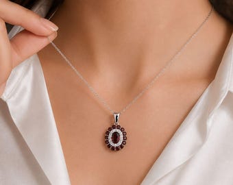 Pendentif en grenat, collier pendentif femme en argent sterling rhodié, bijou raffiné de Noël avec double halo de pierre précieuse rouge, cadeau pierre de naissance de janvier