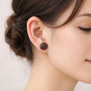 Pendientes de plata de ley con granate floral, tachuelas florales, joyas con piedras preciosas, diseño victoriano, románticos pendientes bohemios, regalo para esposa y madre.
