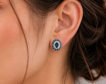 Boucles d'oreilles puces en topaze bleue de Londres, argent sterling 925, serties d'une pierre précieuse bleue, bijou raffiné pour un anniversaire ou toute autre occasion spéciale (pierre de naissance, cadeau d'anniversaire, etc.).