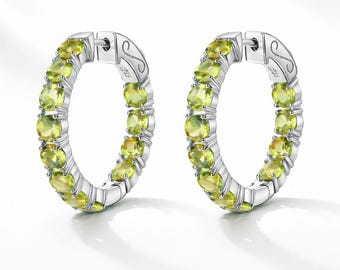 Boucles d'oreilles péridot, pierre de naissance d'août, créoles argentées en pierre verte, bijou unique et raffiné, cadeau idéal pour femme.