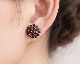 Orecchini a bottone con fiore di granato, argento sterling placcato rodio, orecchini a bottone minimalisti e delicati per tutti i giorni, regalo per donna primavera estate, regalo per mamma e sorella