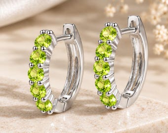 Boucles d'oreilles créoles en péridot, style Huggie, en argent massif 925 plaqué rhodium, bijou minimaliste et élégant pour femme, cadeau idéal pour la naissance en août.