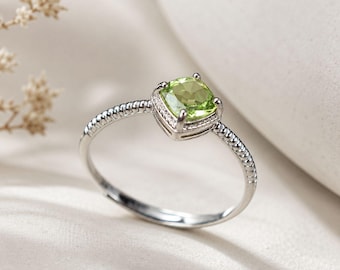 Bague péridot avec pierre de naissance d'août, bague femme réglable en argent 925 rhodié avec pierres précieuses vertes, cadeau de bijouterie fine pierre de naissance minimaliste