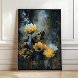 Op de afbeelding: Abstracte bloemenkunstprint in een zwarte lijst. Het kunstwerk toont gele en witte bloemen met donkergroene en blauwe bladeren tegen een donkere achtergrond. Het schilderij heeft een textuurrijke, schilderachtige stijl.