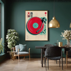 Op de afbeelding: Een ingelijste print met een vintage platenspeler met een rode plaat. Het kunstwerk heeft Chinese karakters en een retro kleurenpalet van rood, blauwgroen en cr&egrave;me. De print wordt getoond in een kamer met blauwgroene muren.