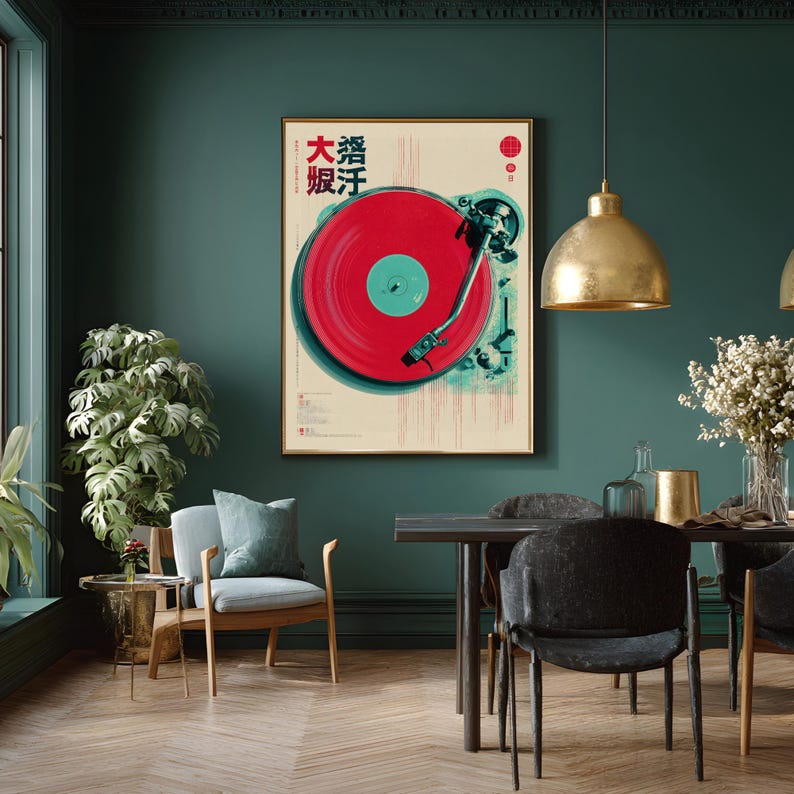 Op de afbeelding: Een ingelijste print met een vintage platenspeler met een rode plaat. Het kunstwerk heeft Chinese karakters en een retro kleurenpalet van rood, blauwgroen en cr&egrave;me. De print wordt getoond in een kamer met blauwgroene muren.