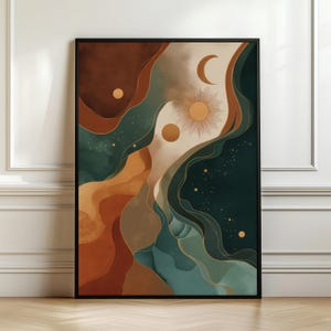 Pode incluir: Impressão de arte abstrata com uma paisagem celestial com um sol, uma lua e estrelas. A obra de arte usa uma paleta de tons terrosos, incluindo marrom, laranja e verde-azulado, com detalhes dourados. A impressão é emoldurada em uma borda preta.