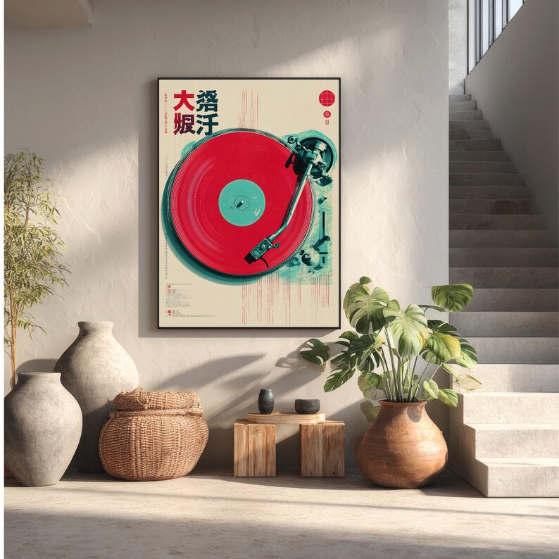 Op de afbeelding: Een ingelijste print met een vintage platenspeler met een rode plaat. Het kunstwerk heeft Japanse tekst en een minimalistisch ontwerp met een cr&egrave;mekleurige achtergrond en turquoise en rode accenten. De print staat in een modern interieur.