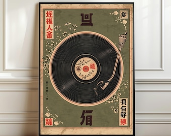 Op de afbeelding: Een ingelijste verticale poster met een zwarte vinylplaat in het midden op een gedempte olijfgroene achtergrond. Een vintage platenspeler-toonarm rust op de plaat. Het ontwerp bevat witte bloemillustraties en diverse Japanse karakters.