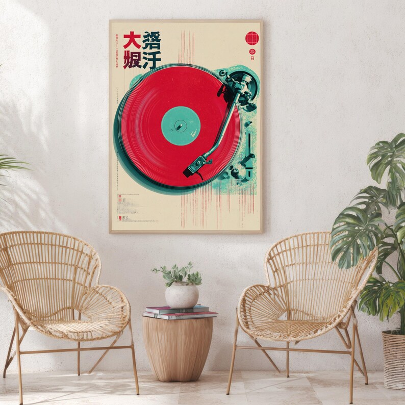 Op de afbeelding: Een ingelijste poster met een rode vinylplaat op een platenspeler. De poster heeft Japanse tekst en een rood cirkelontwerp. De achtergrond is cr&egrave;mekleurig met verticale lijnen. De poster hangt aan een witte muur, met twee rieten stoelen en een kleine tafel ervoor.