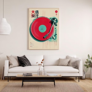 Op de afbeelding: Een ingelijste poster met een vintage platenspeler illustratie. Het kunstwerk toont een rode vinylplaat met een turquoise middelpunt, tegen een beige achtergrond. Japanse karakters zijn zichtbaar aan de linkerkant van de poster.