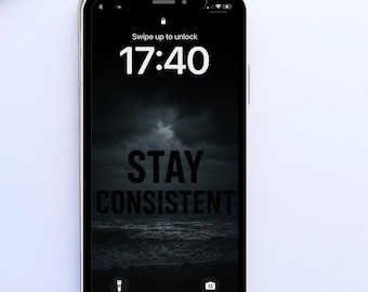 Może przedstawiać: Smartfon z czarnym ekranem wyświetlającym godzinę 17:40 i białe słowa "STAY CONSISTENT". Niebieski ołówek i klawiatura komputera znajdują się w tle.