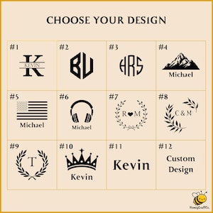 Puede incluir: Una cuadr&iacute;cula de doce opciones de dise&ntilde;o gr&aacute;fico en negro sobre un fondo beige claro, titulada CHOOSE YOUR DESIGN. Los dise&ntilde;os incluyen monogramas, una monta&ntilde;a, una bandera estadounidense, auriculares, coronas de laurel, una corona y textos.