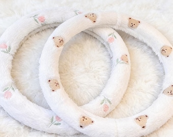 Couvre-volant brodé esthétique | Joli enjoliveur de voiture en peluche pelucheux | Protège-volant antidérapant | Décoration de voiture universelle