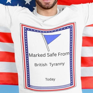 Puede incluir: Una persona sosteniendo una bandera estadounidense, con una camiseta blanca con un gráfico enmarcado que dice "Marcado a salvo de la tiranía británica". La bandera tiene rayas rojas y blancas y un campo azul con estrellas blancas.