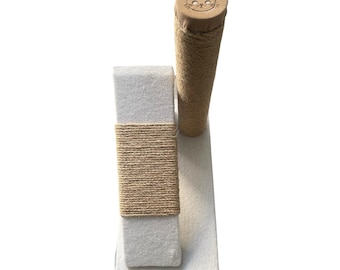 Handgemaakte kattenkrabber: jute touw en fluweel, modern kattenmeubel