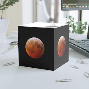 Anpassad kub - Casey, Blodmåne-noteringskub | Månlig klisterlappskub, Månfas-skrivbordsmemo