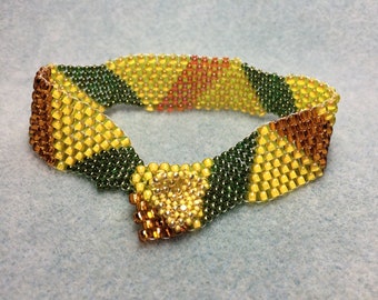 Zick Zack Armband, Herbstfarben, Peyote Stich Dreiecke, diagonale Streifen, Gold, Grün und Kupfer farbene Rocailles, einzigartig, handgemacht