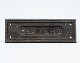 Ranura para correo antigua de latón de la década de 1920 / Placa de puerta con la palabra "LETTERS" en relieve.