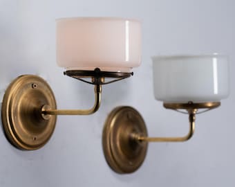Antike Messing Wandleuchte mit Opalglasschirm um 1900 - 1920 Edwardian Industriebeleuchtung