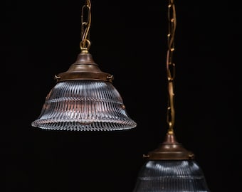 Coppia di lampade a sospensione antiche in vetro prismatico stile olofane – Apparecchi industriali in ottone, circa 1920