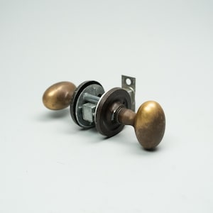 Antike ovale Türknaufsets aus Messing – Originalknöpfe, moderne Riegel (4 Sets)