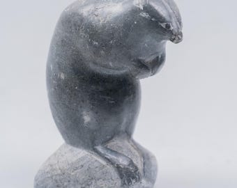 ヴィンテージのイヌイットソープストーン製シロクマ彫刻：Sikuのサイン