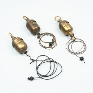 Interruptor de luz antiguo de latón Bryant con cadena - Herrajes de iluminación eléctrica vintage - Principios del siglo XX