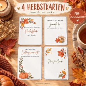 Könnte beinhalten: Vier rechteckige weiße Karten mit herbstlichen Illustrationen wie orangefarbenen Ahornblättern, Eicheln und einem Kürbis. Die Karten enthalten den Text: 4 HERBSTKARTEN zum Ausdrucken, Eine kleine Portion Herbstglück für Dich, Mach es dir heute gemütlich, Zeit für Tee, und Nur für Dich.