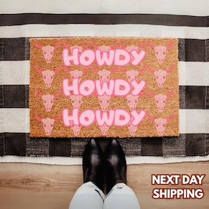 Howdy Doormat – Western Cowboy Girl Front Door Mat | Rustic Welcome Rug | Country Farmhouse Entryway Decor | Cowgirl Housewarming Gift