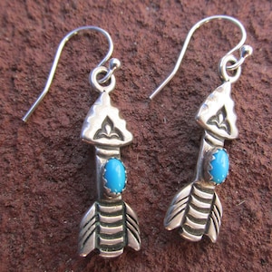 Pendientes Flecha Pequeña - Plata de Ley y Turquesa Americana - Azul Vibrante