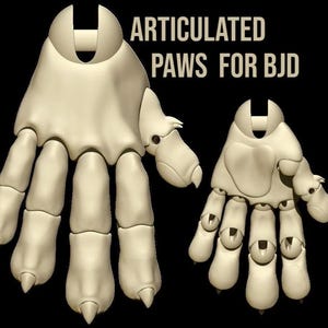 Op de afbeelding: Gearticuleerde beige poten voor BJD-poppen. De poten zijn ontworpen met meerdere gewrichten om te poseren en hebben scherpe klauwen aan de vingertoppen. De tekst "ARTICULATED PAWS FOR BJD" wordt in het wit weergegeven.