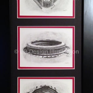 Puede incluir: Un conjunto enmarcado de tres ilustraciones en blanco y negro de estadios de b&eacute;isbol. Los estadios est&aacute;n dibujados en un estilo realista y se muestran desde una perspectiva a&eacute;rea. Las ilustraciones est&aacute;n enmarcadas en negro con una alfombra roja.