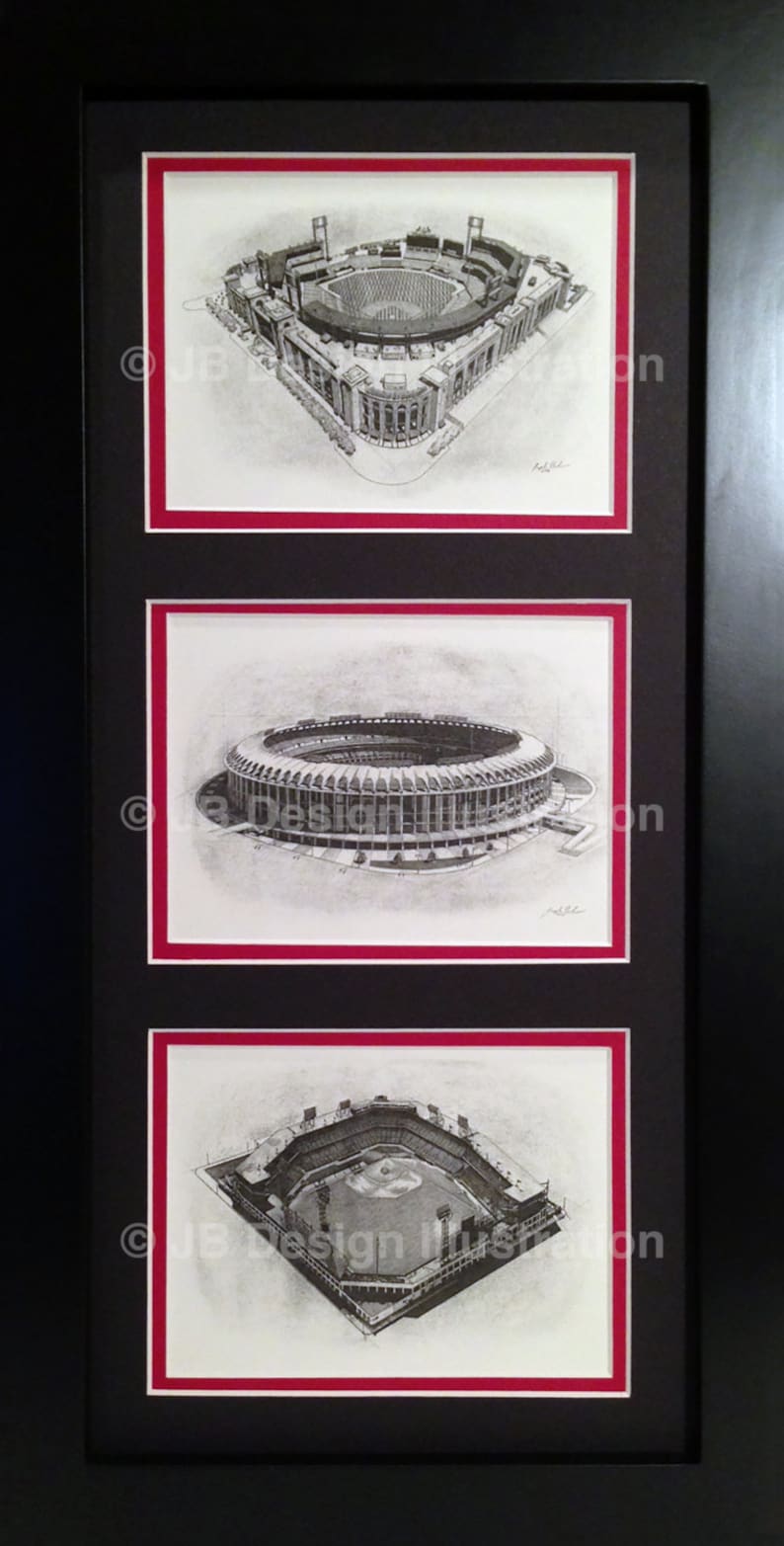 Puede incluir: Un conjunto enmarcado de tres ilustraciones en blanco y negro de estadios de b&eacute;isbol. Los estadios est&aacute;n dibujados en un estilo realista y se muestran desde una perspectiva a&eacute;rea. Las ilustraciones est&aacute;n enmarcadas en negro con una alfombra roja.